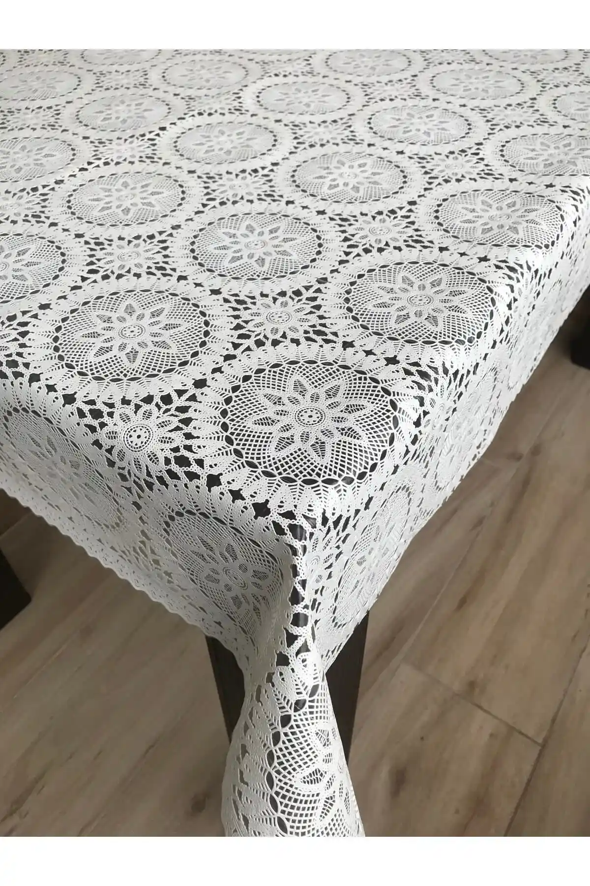Dantel Görünümlü Plastik Masa Örtüleri ile Şık ve Pratik Masa Dekorasyonu Seçenekleri