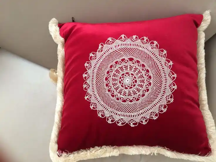 Dantel Kırlentler ile Evinize Zarafet Katmanın Modern ve Şık Yolları