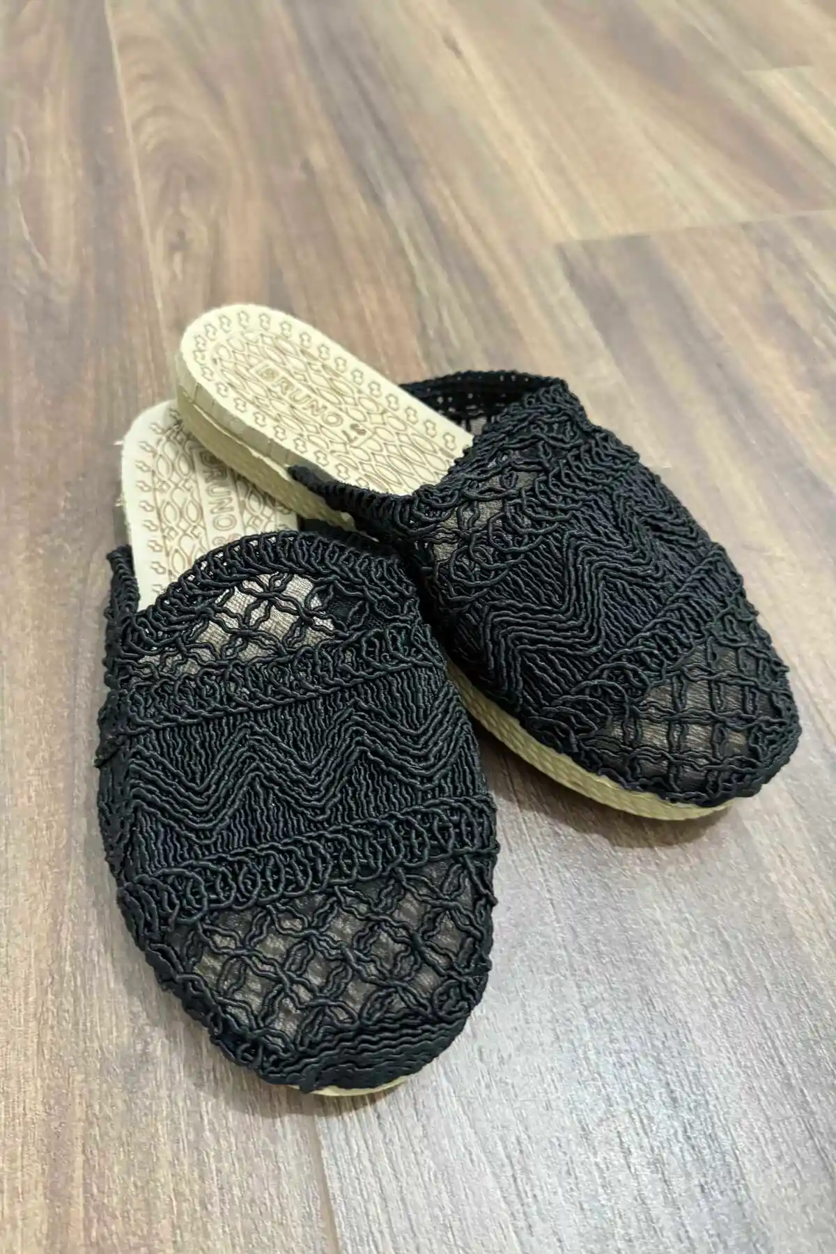 Dantel Terlikler ile Ev Dekorasyonunda Zarafet ve Konforun Buluşması