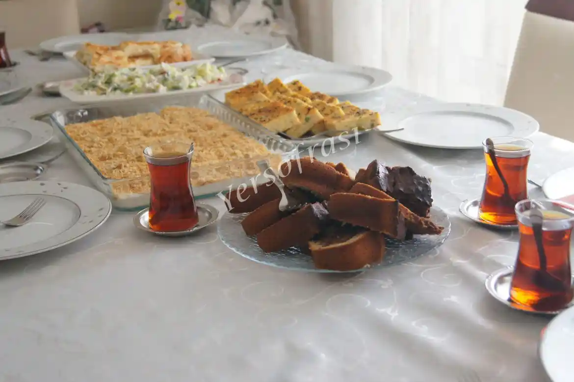 Davet Sofralarında Dekorasyonun Önemi ve İpuçlarıyla Şık Bir Atmosfer Yaratma Rehberi