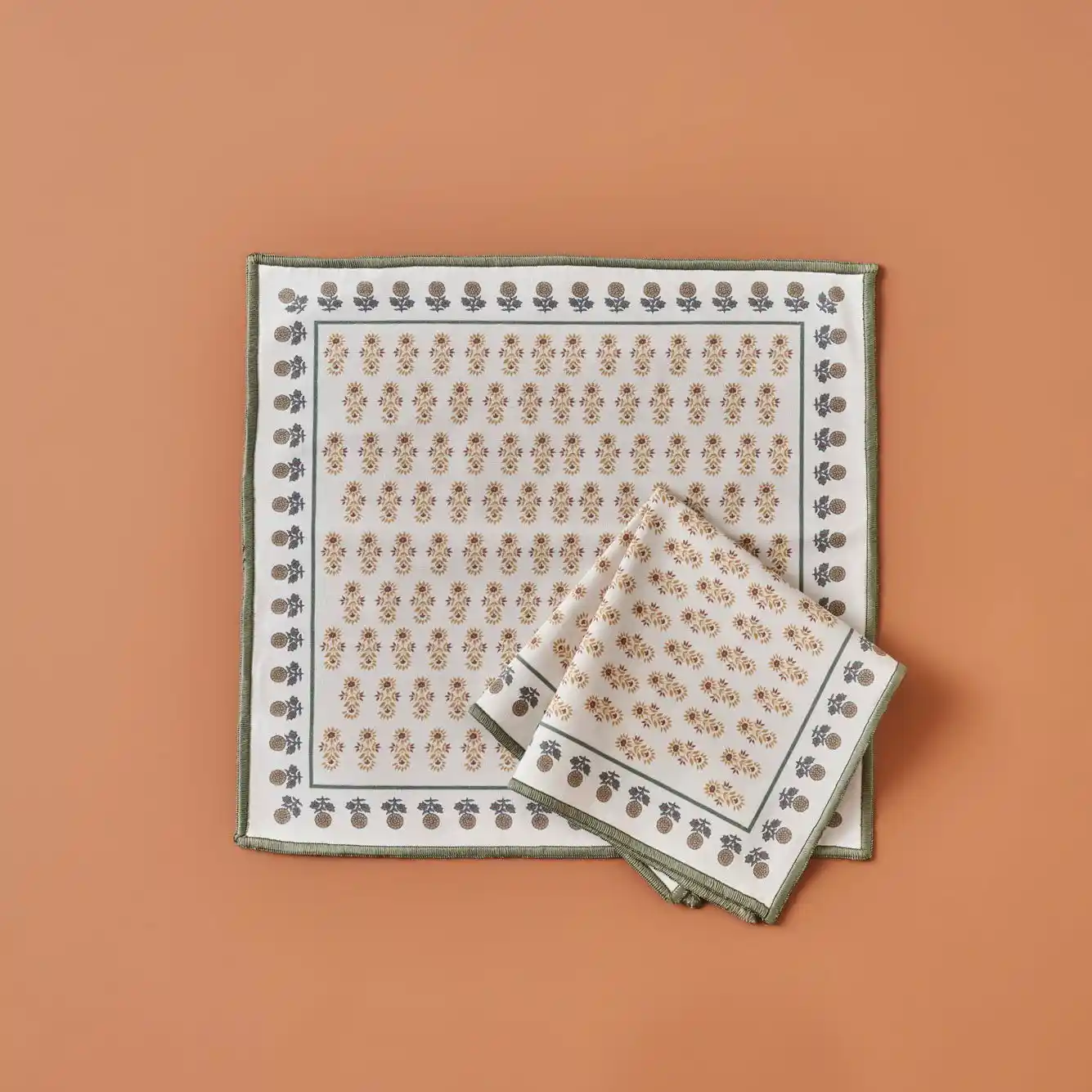 Dekorasyonda 40x40 Peçete Kullanımı ile Şık ve Fonksiyonel Masa Düzenleri