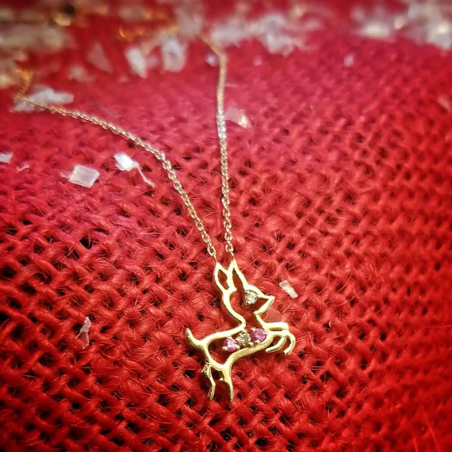 Dekorasyonda Doğal ve Zarif Bir Dokunuş: Ceylan Kolye Tasarımları ve Dekorasyon İpuçları