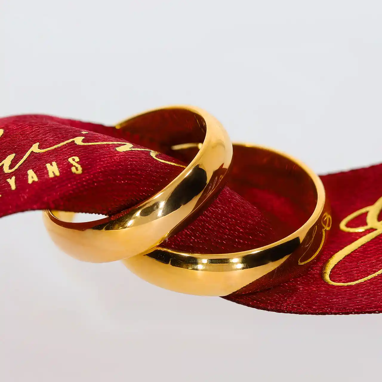 Dekorasyonda Parlaklık ve Zarafetin Simgesi: 22 Ayar İçİ Dolu Alyanslar