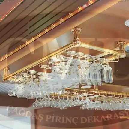 Dekorasyonda Pratik ve Şık Çözüm: Bardak Askılığı Kullanım Rehberi