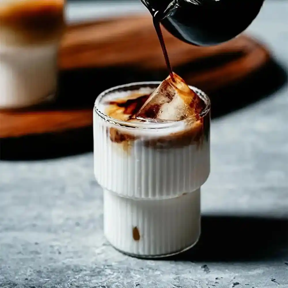 Dekorasyonda Şıklık ve İşlevselliği Bir Arada Sunan Bardak Kahve Seçenekleri