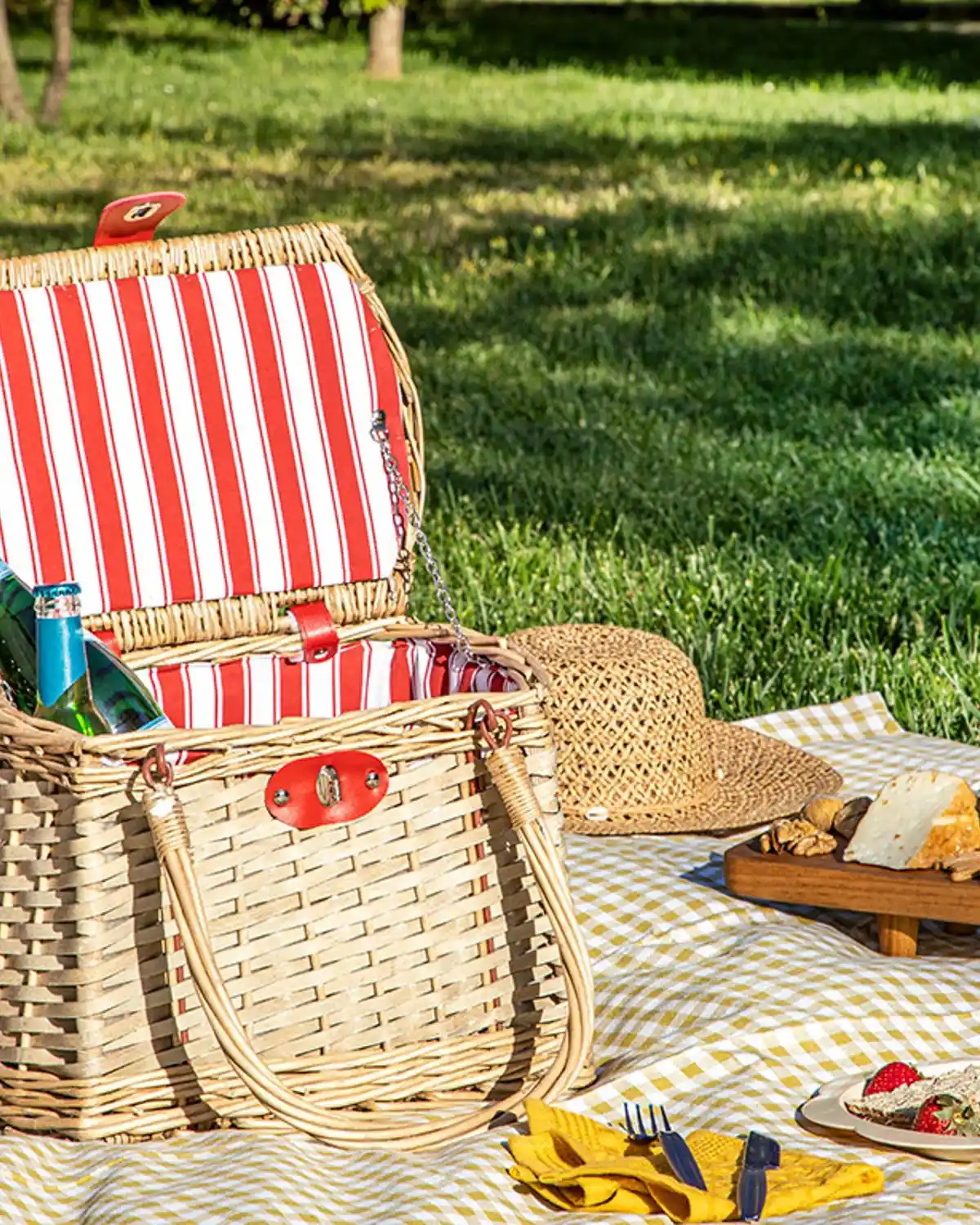 Dekorasyonda Şıklık ve İşlevsellik: Piknik Sepetleri ile Dış Mekan ve İç Mekan Dekorasyonu