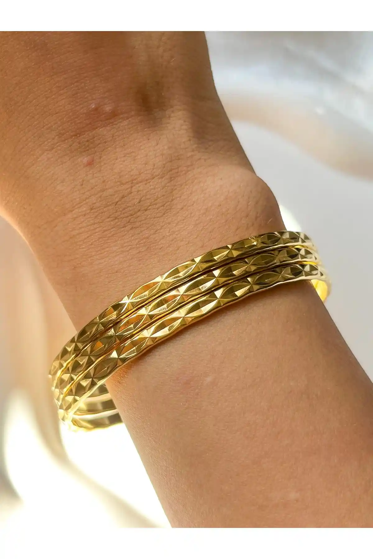 Dekorasyonda Trend: 3’lü Ajda Bileziklerle Şıklığı ve Tarzı Yansıtın