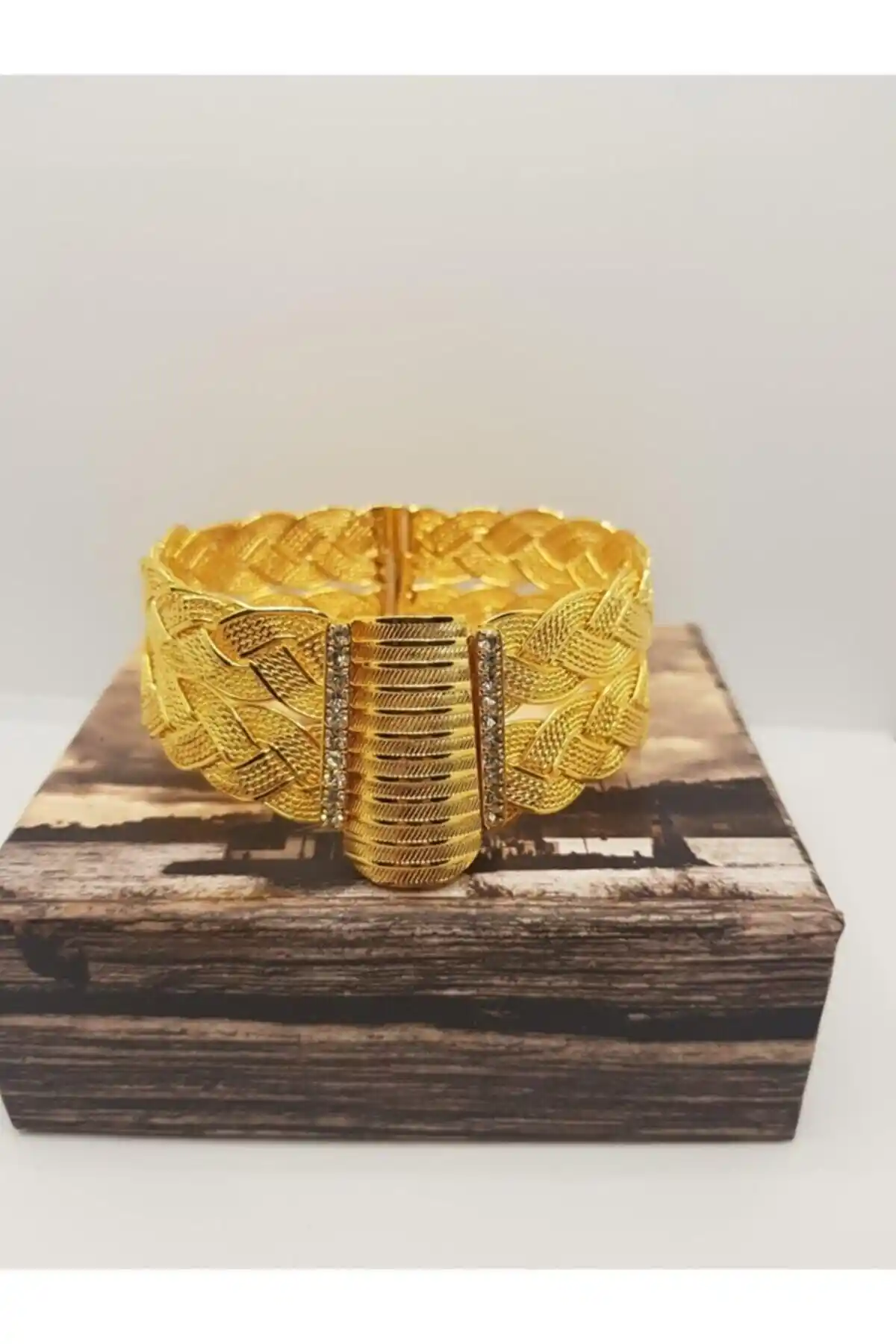 Dekorasyonda Zarafet ve Lüksü Yansıtan 24 Ayar Kelepçe Bilezikler