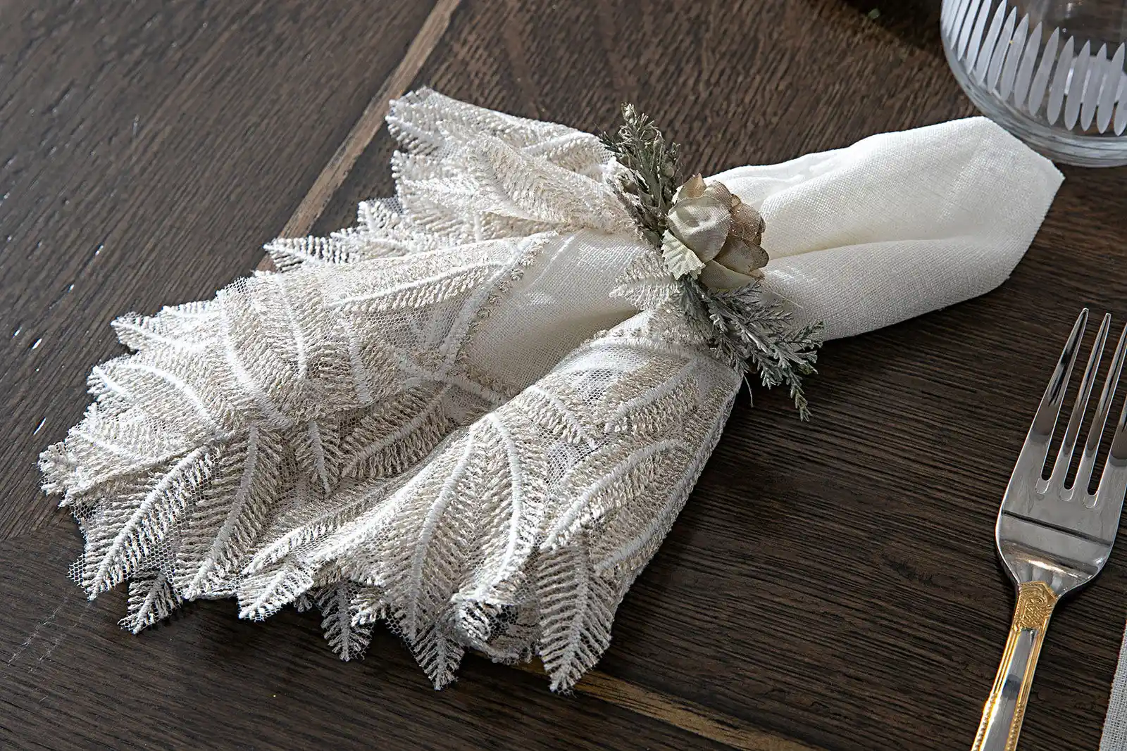 Dekoratif Peçete Kullanımıyla Ev Dekorasyonunda Şıklık ve Fonksiyonellik Artırma