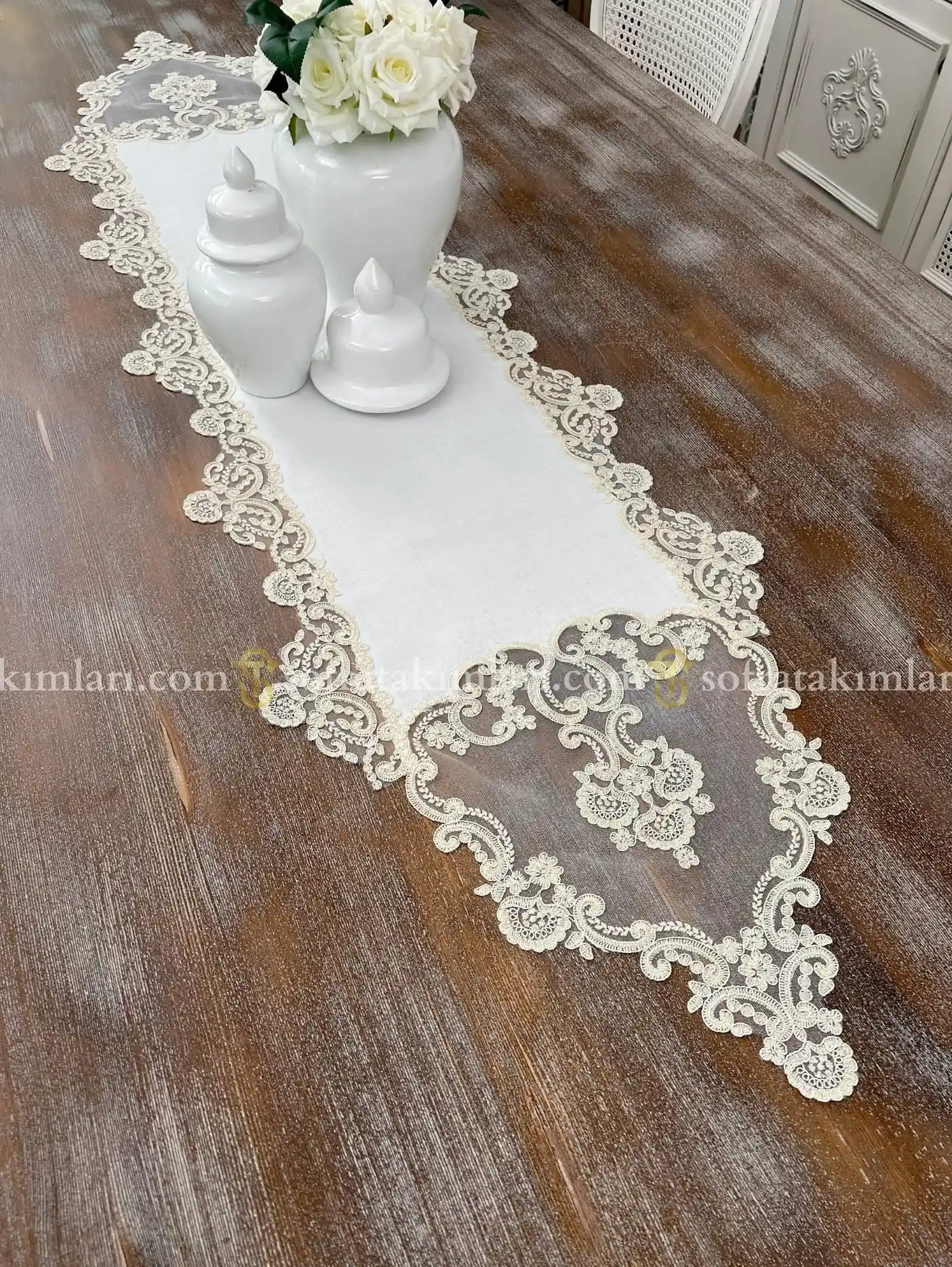 Dekoratif Runner ile Ev Dekorasyonunda Şıklık ve Fonksiyonellik Sağlama Rehberi