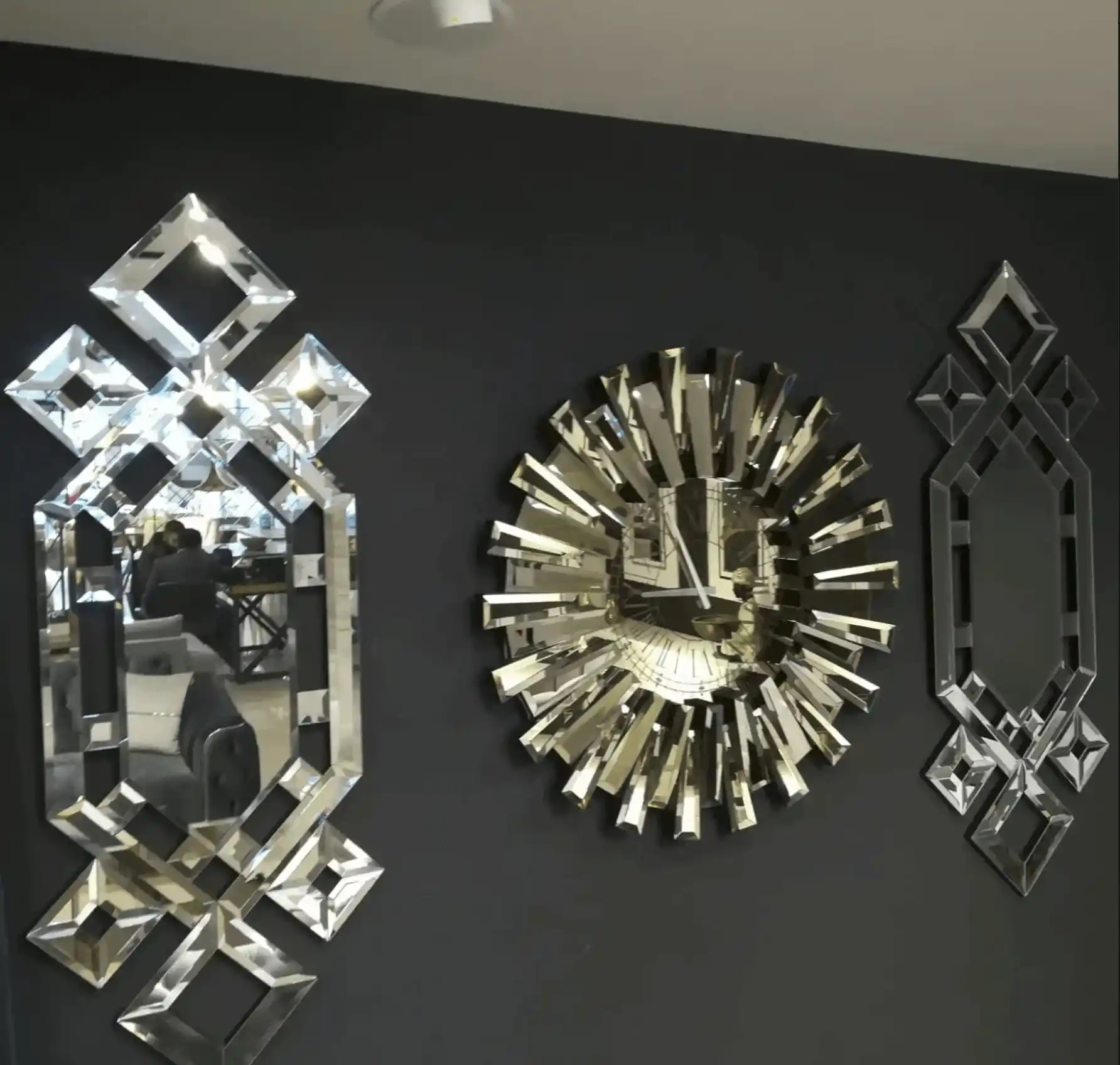 Dekoratif Üçlü Ayna Setleri ile Mekânınıza Şıklık ve İşlevsellik Katın