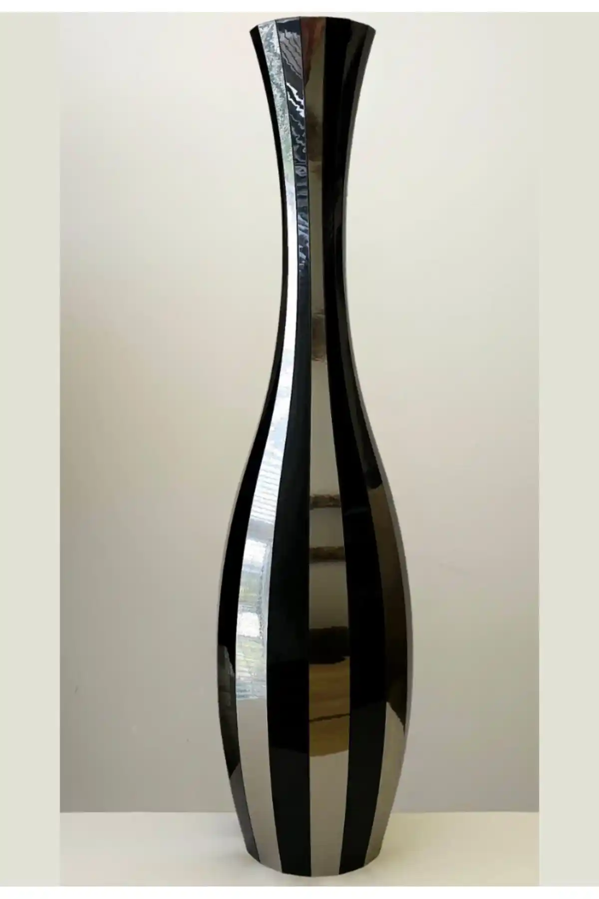 Dekoratif Uzun Vazolar ile Mekânlara Şıklık Katmanın En İyi Yolları