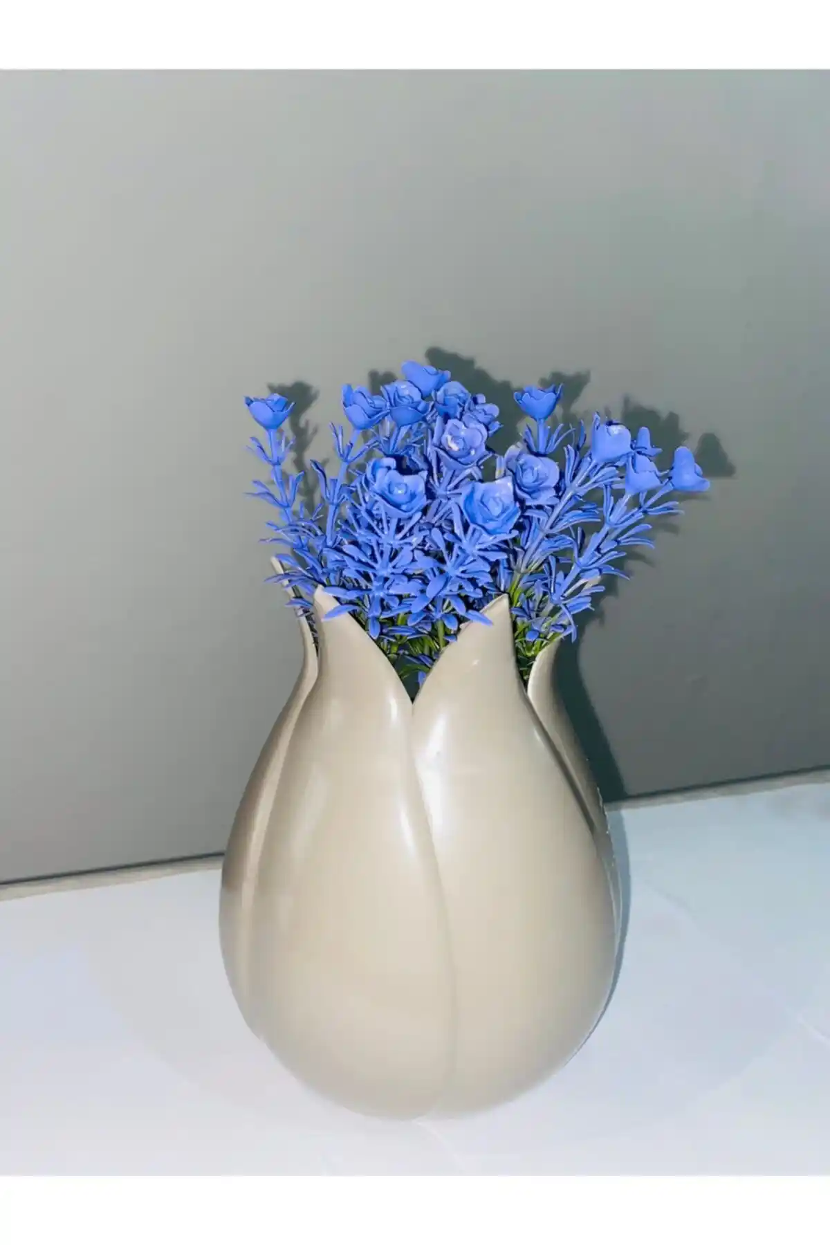 Dekoratif Yapay Çiçek Vazoları ile Mekânlarınızı Canlandırmanın Yolları