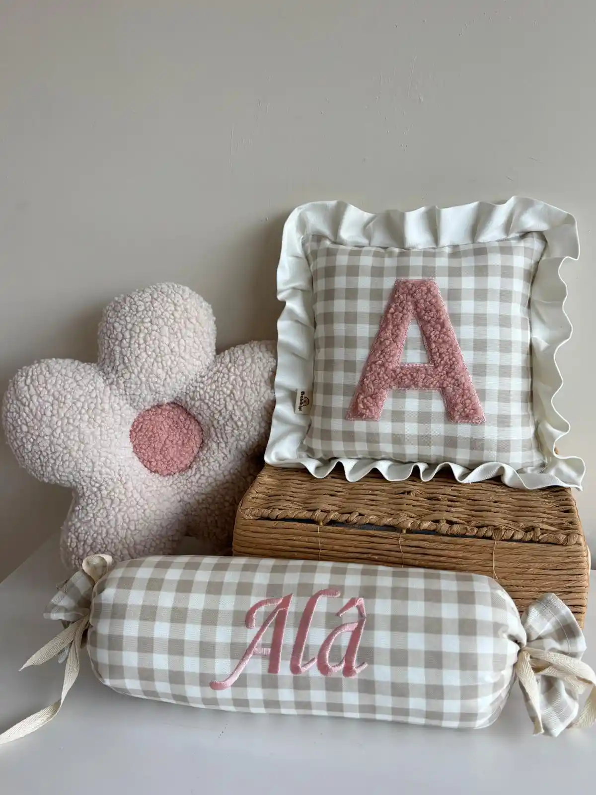 Dekoratif Yastıklar ile Ev Dekorasyonunda Şıklık ve Konfor Sağlama Rehberi