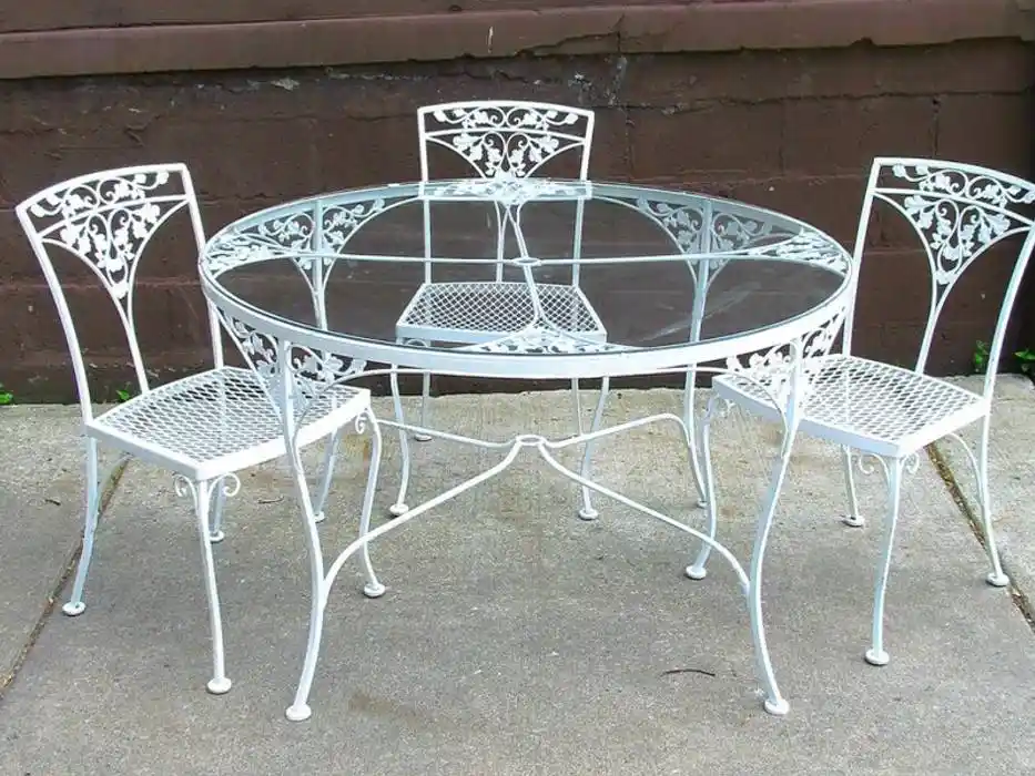 Demir Masa ve Sandalye: Dayanıklılık ve Estetiği Bir Arada Sunan Dekorasyon Seçenekleri