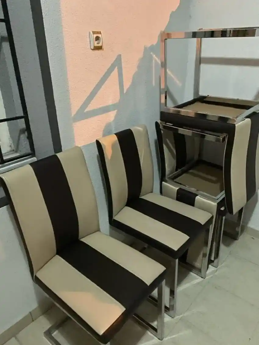 Deri Yemek Masası Sandalyeleri ile Modern ve Şık Dekorasyon Çözümleri