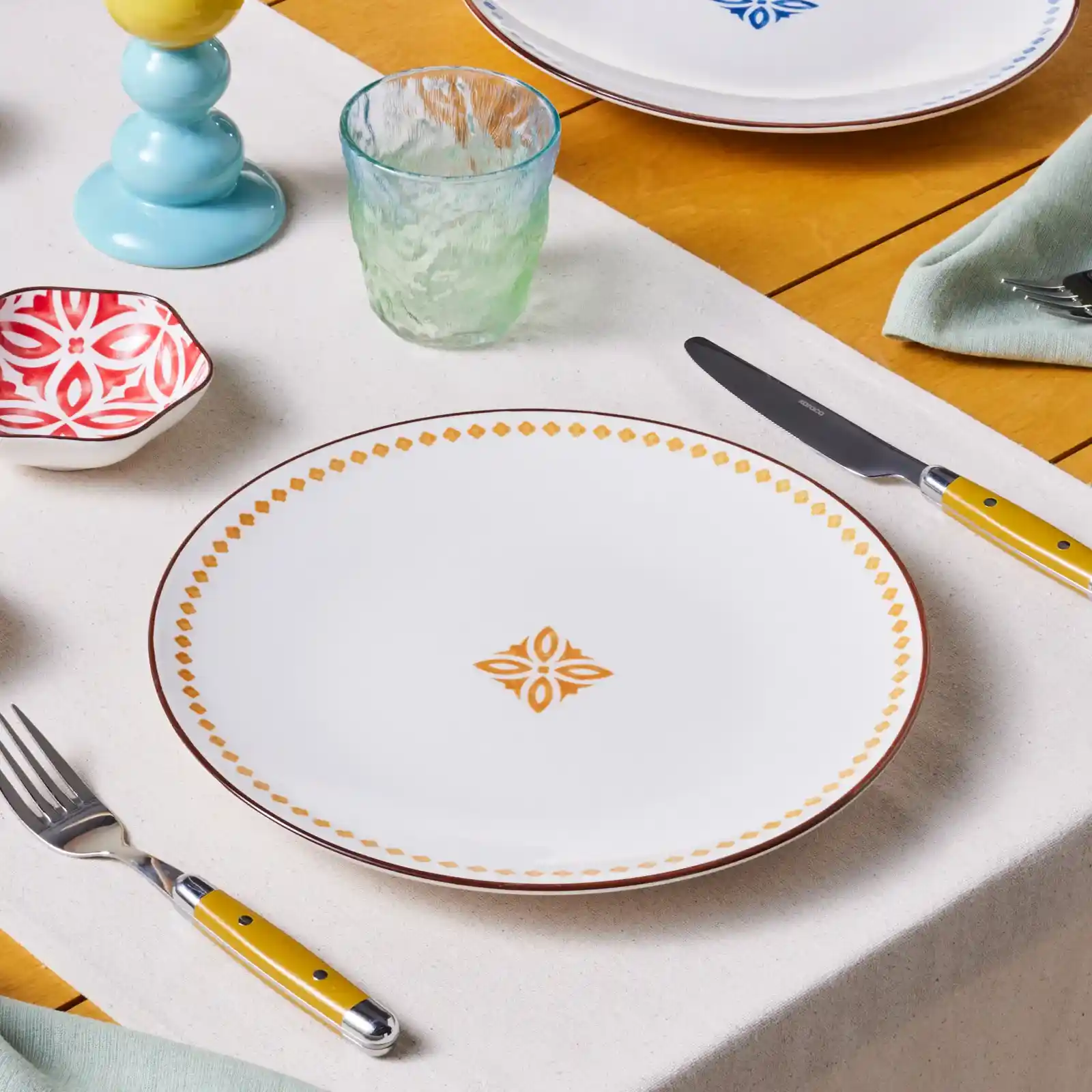 Desenli Servis Tabağı ile Masa Dekorasyonunuza Şıklık Katın ve Atmosferi Zenginleştirin