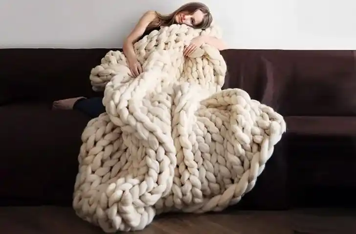 Dev Örgü Battaniyelerle Ev Dekorasyonunda Sıcaklık ve Şıklık Yaratma Rehberi
