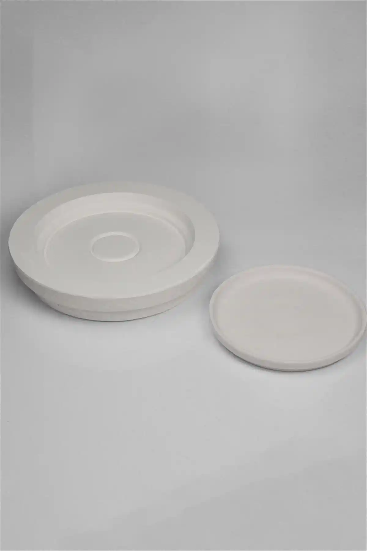 Dik Kenarlı Tabakların Dekorasyondaki Kullanımı ve Modern Mutfak Tasarımları