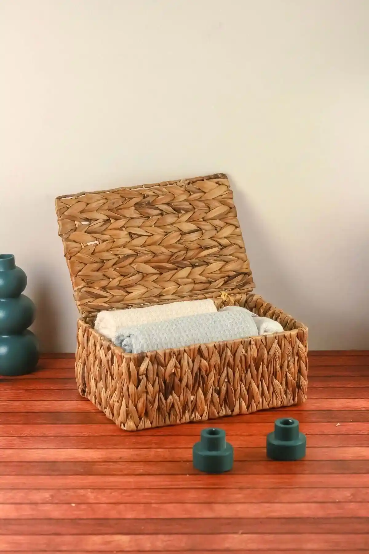 Dikdörtgen Kapaklı Hasır Sepetlerle Ev Dekorasyonunda Şıklık ve İşlevsellik