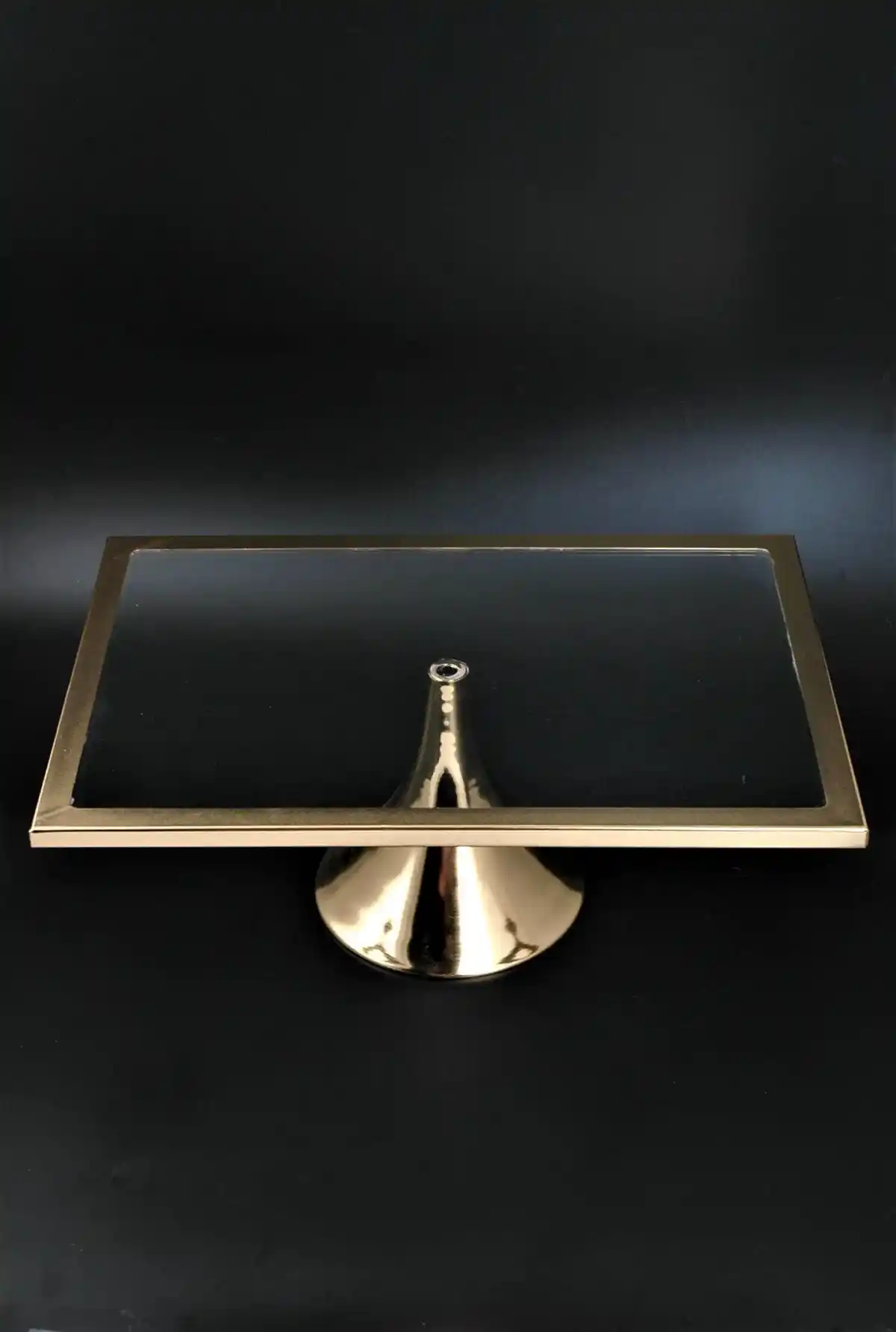 Dikdörtgen Pasta Tabağıyla Modern ve Şık Masa Dekorasyonu İpuçları