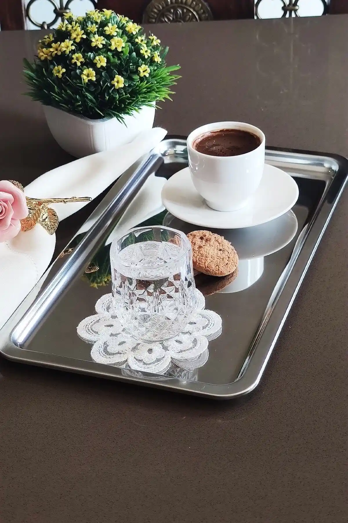 Dikdörtgen Sunum Tepsileriyle Dekorasyonda Estetik ve İşlevsellik İpuçları