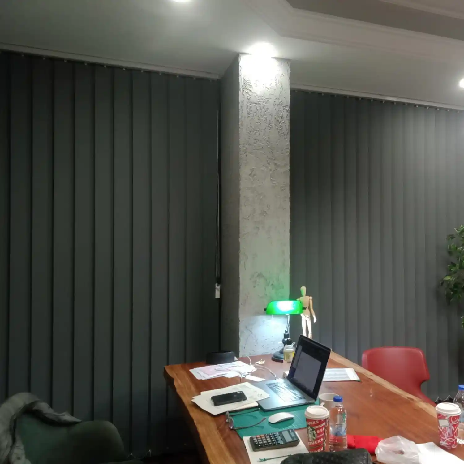 Dikey Ofis Perdesi Seçenekleri ve Modern Dekorasyon Çözümleri