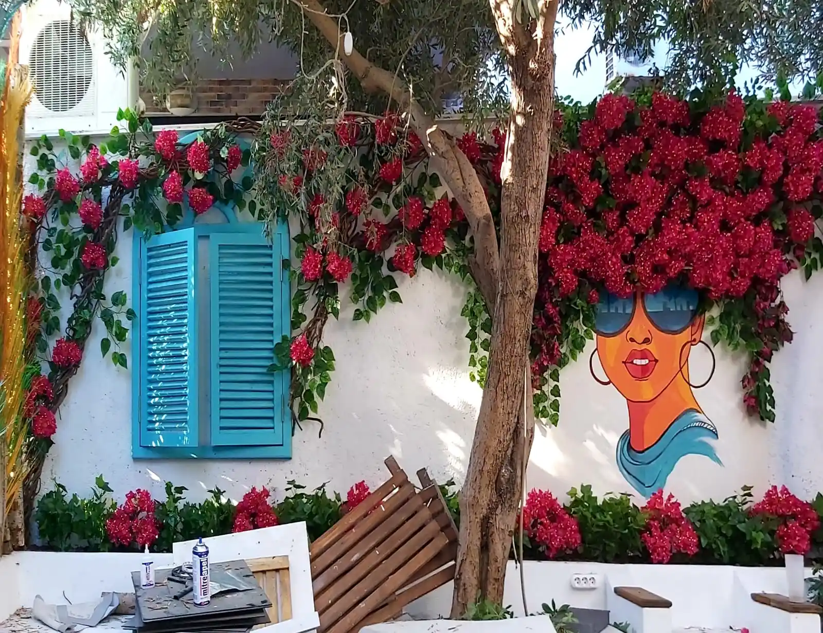 Dış Cephe Dekorasyonunda Yapay Çiçek Kullanımı: Estetik ve Dayanıklılığı Birleştiren Çözümler