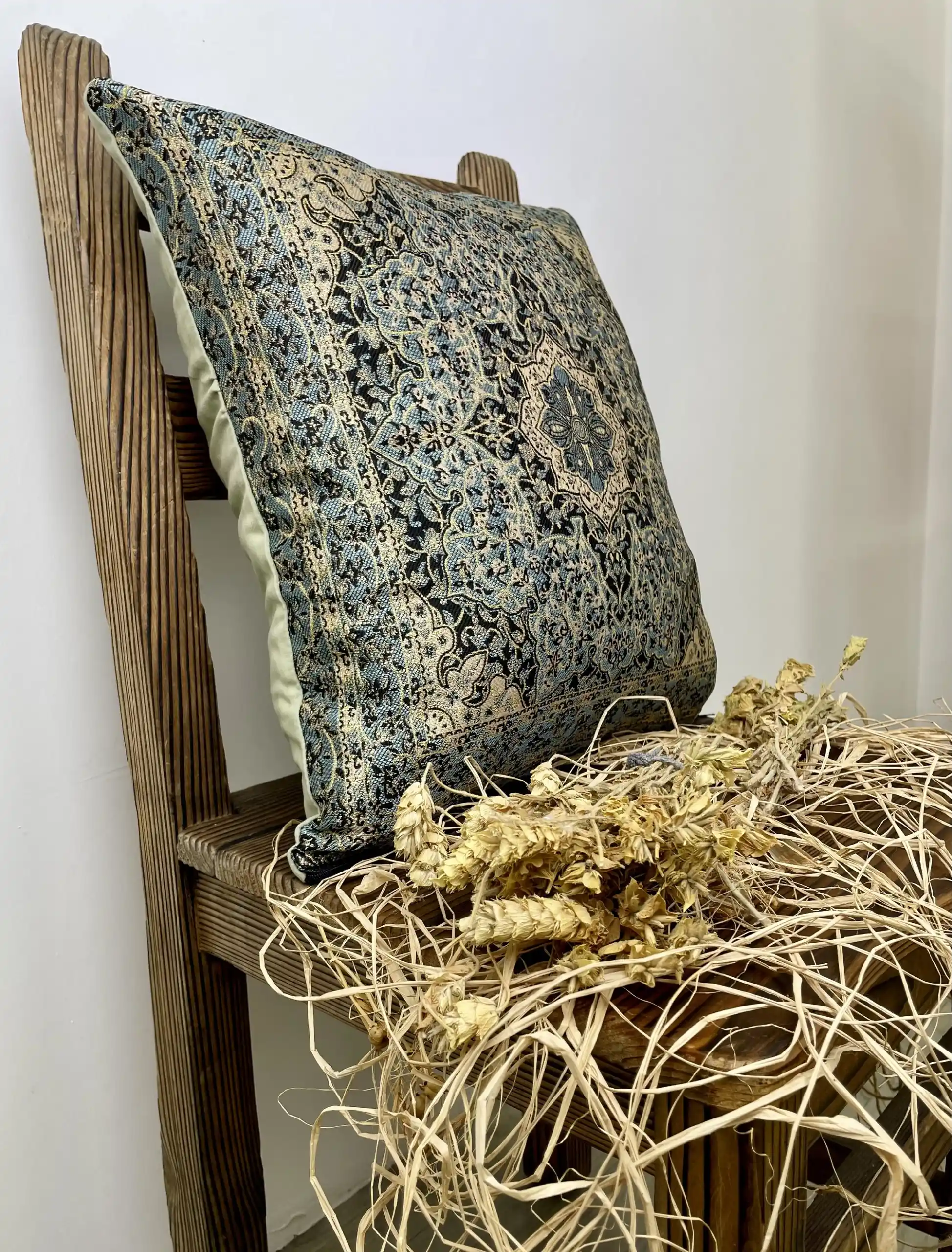 Dokuma Kırlentlerle Dekorasyonunuza Şıklık Katmanın Yolları ve Trendleri