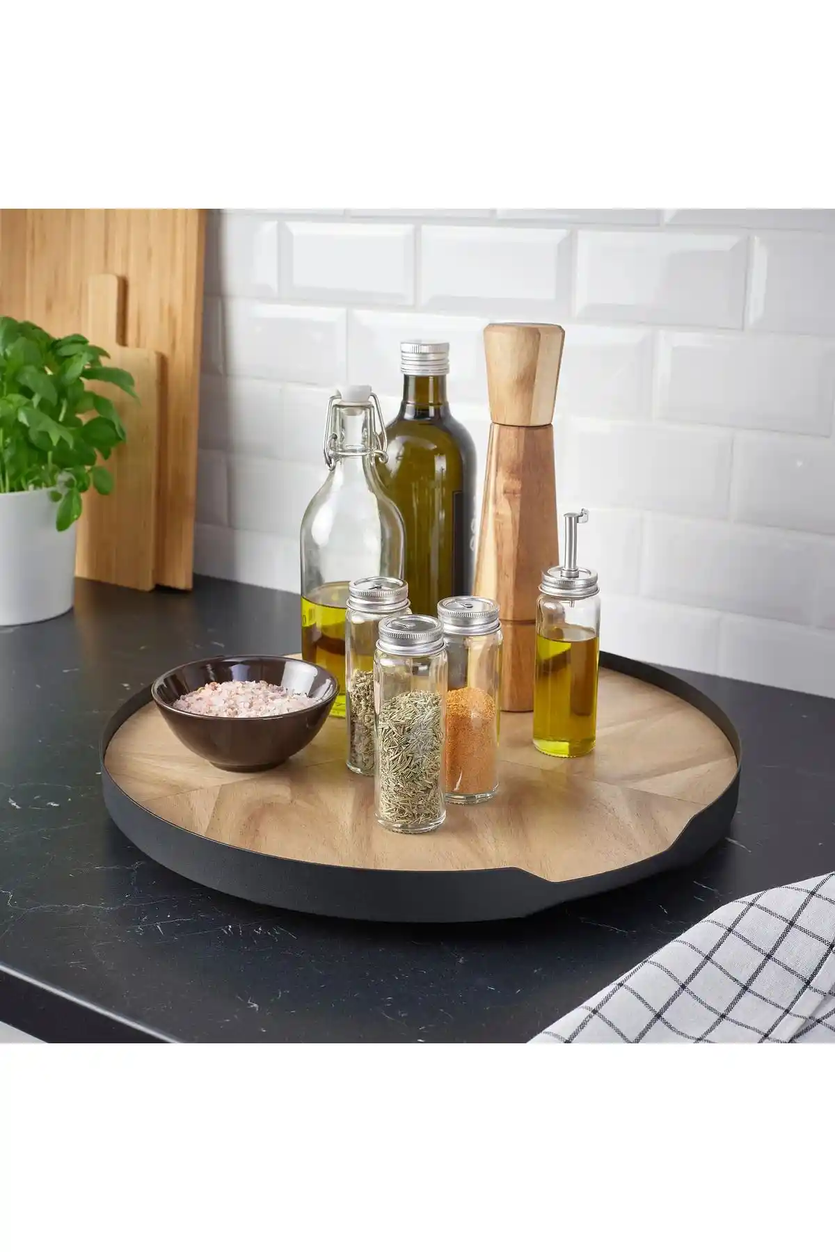 Dönen Sunumluk ile Dekorasyonda Yenilikçi ve İşlevsel Çözümler Sunan Modern Uygulamalar