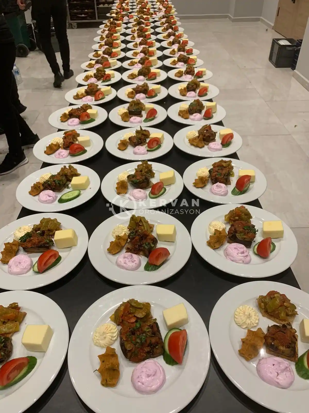 Düğün Dekorasyonunda Şık ve İşlevsel Yemek Tabağı Seçenekleri ve Sunum İpuçları