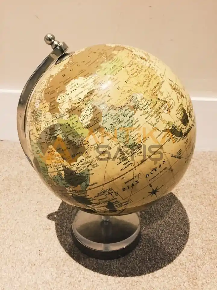 Dünya Haritası Küreleri ile Dekorasyonun Estetik ve Anlam Dolu Dünyası