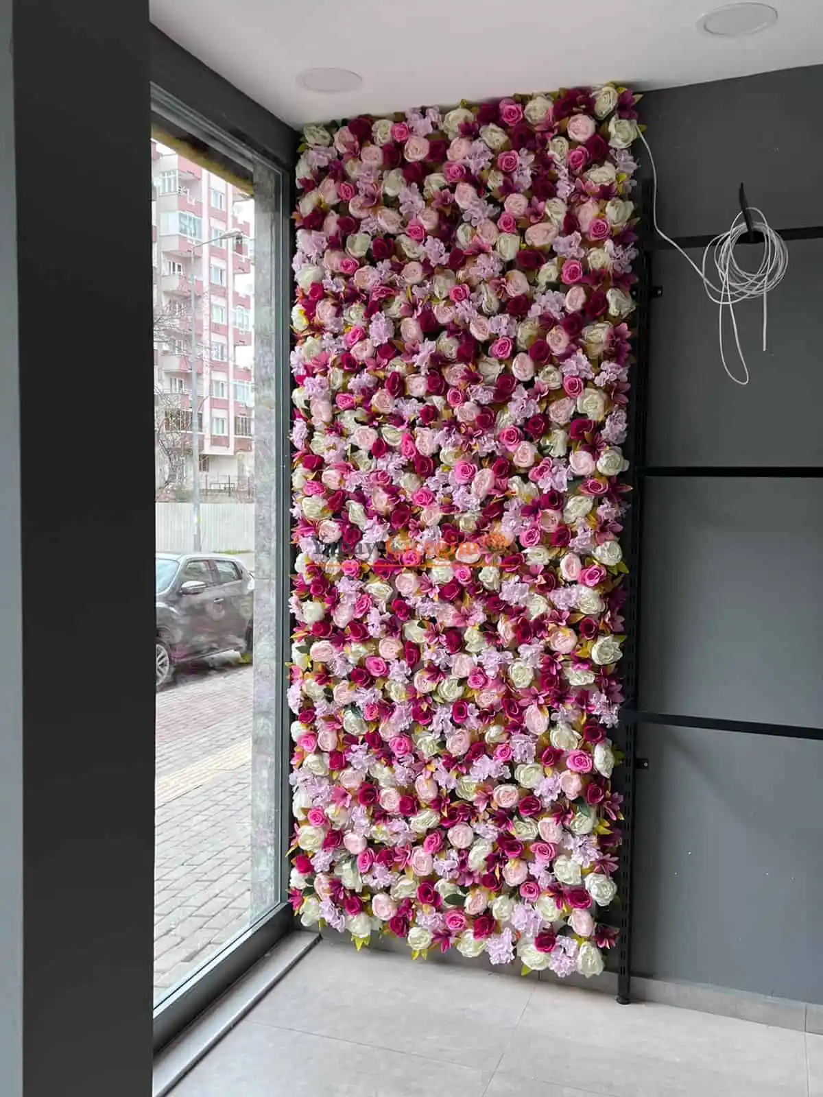 Duvar Çiçek Dekorasyonu ile Mekanlara Canlılık ve Şıklık Katma Rehberi