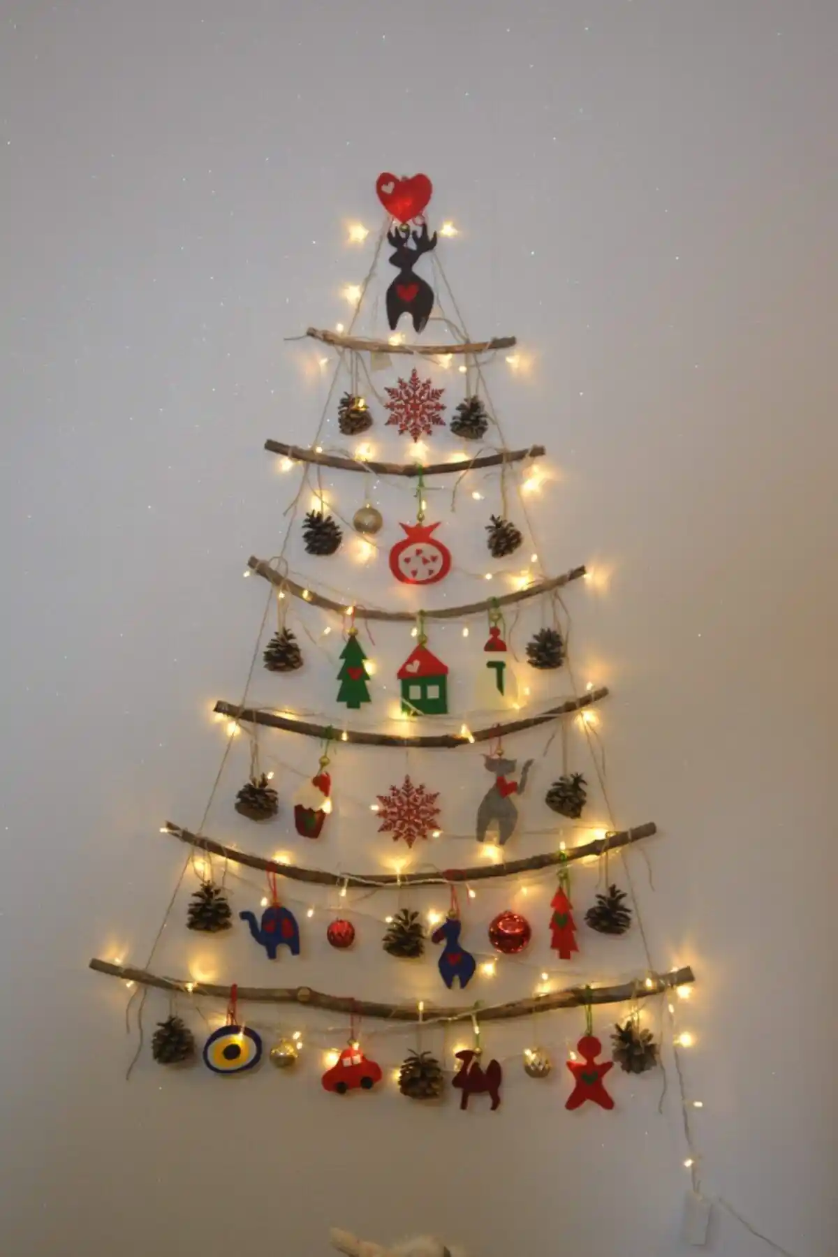 Duvar Yılbaşı Ağacı Dekorasyonu: Mekânınıza Noel Coşkusunu Yansıtan Yaratıcı Fikirler