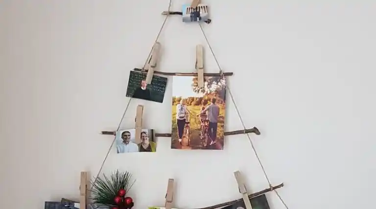 Duvara Asılan Yılbaşı Ağacı ile Modern ve Sıcak Dekorasyon Çözümleri