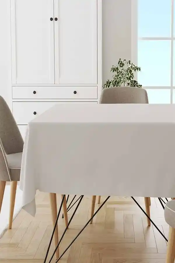 Düz Beyaz Masa Örtüsü ile Sofra Dekorasyonunda Zarafet ve Sadeliğin Şık Uyumu