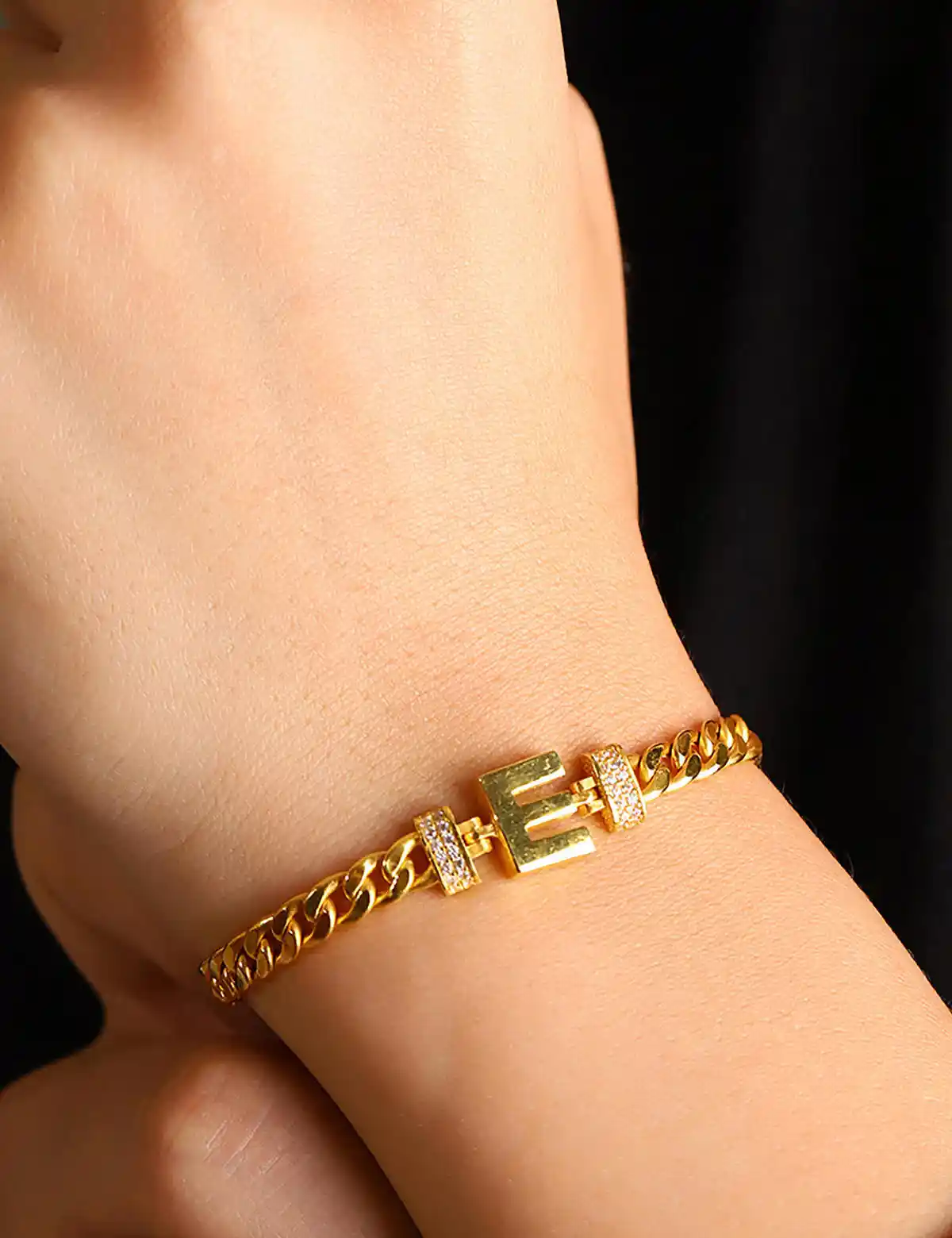 E Harfi Bilekliklerle Modern ve Anlamlı Dekorasyon Çözümleri