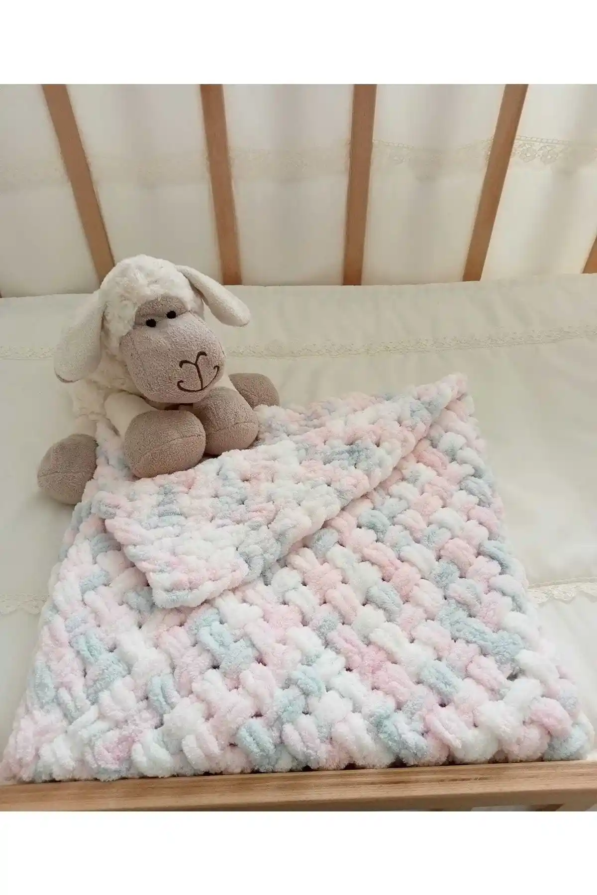 El Örgü Bebek Battaniyesi ile Dekorasyonunuzu Zenginleştirin Sıcacık ve Estetik Bir Dokunuş