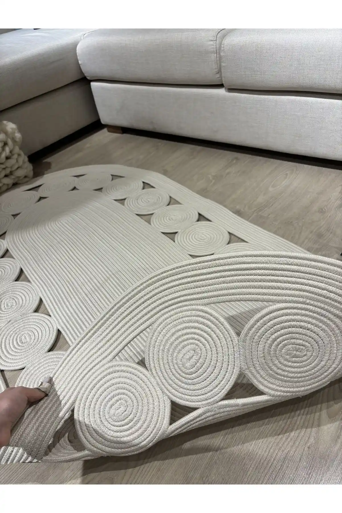 El Örgüsü Kilim: Geleneksel ve Modern Dekorasyonun Zarif Buluşması