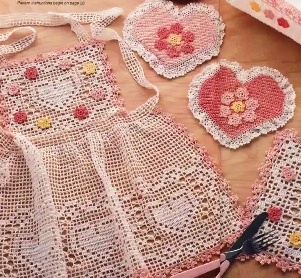 El Örgüsü Mutfak Önlükleri: Dekorasyonda El İşinin Zarif ve Sıcak Dokunuşları