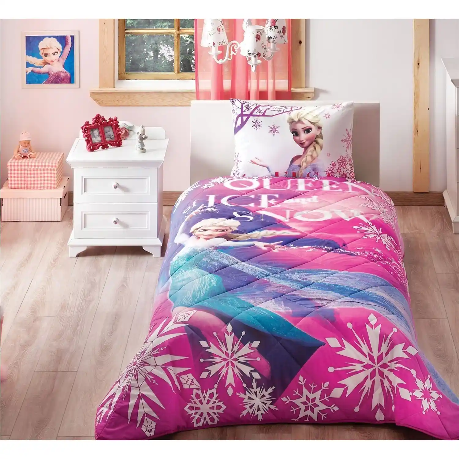 Elsa yatak örtüsü ile odanızı masalsı ve şık hale getirin, dekorasyonunuza büyülü dokunuşlar katın