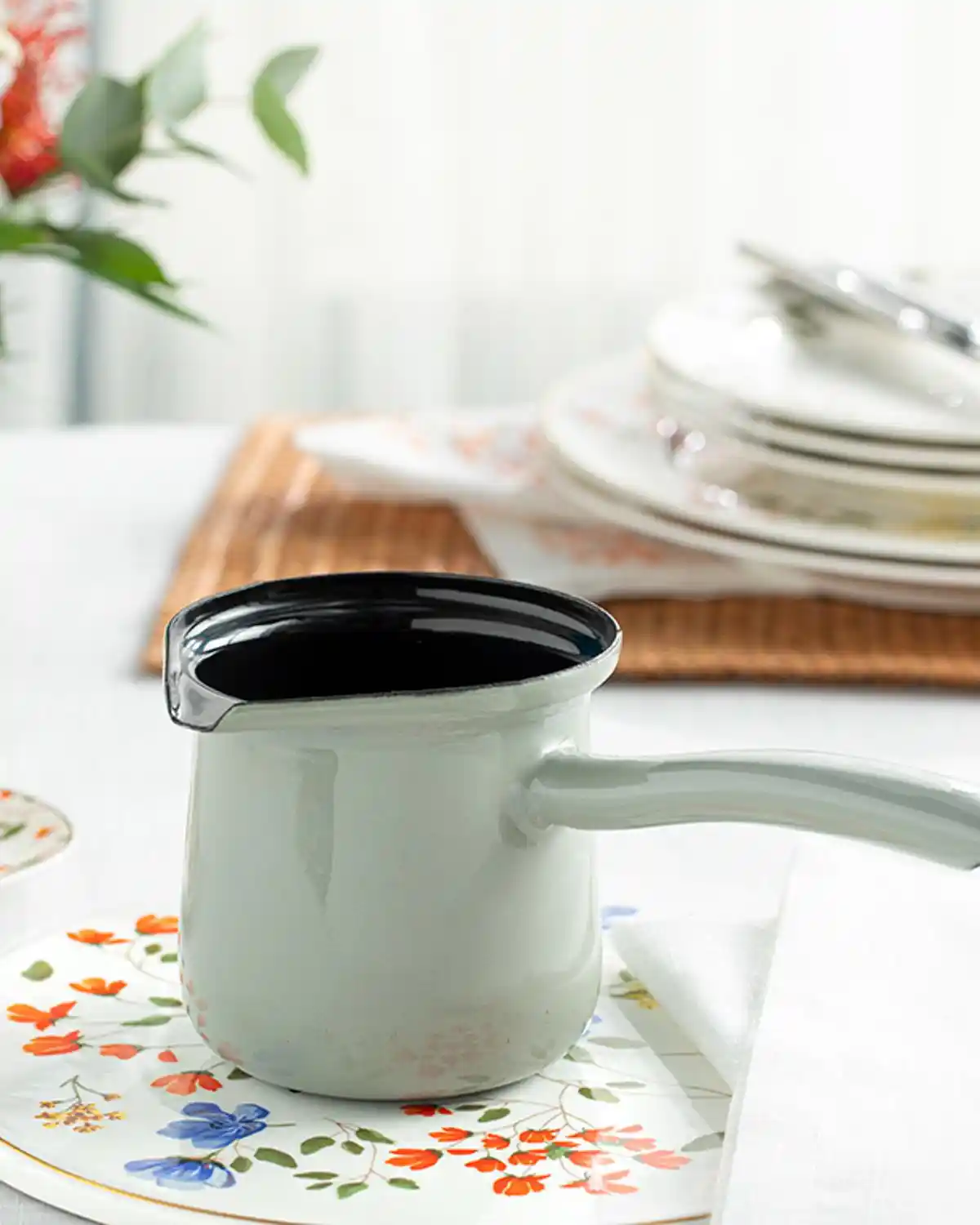 Emaye Cezve Seçenekleri ve Dekoratif Kullanım İpuçlarıyla Mutfak Şıklığını Artırın