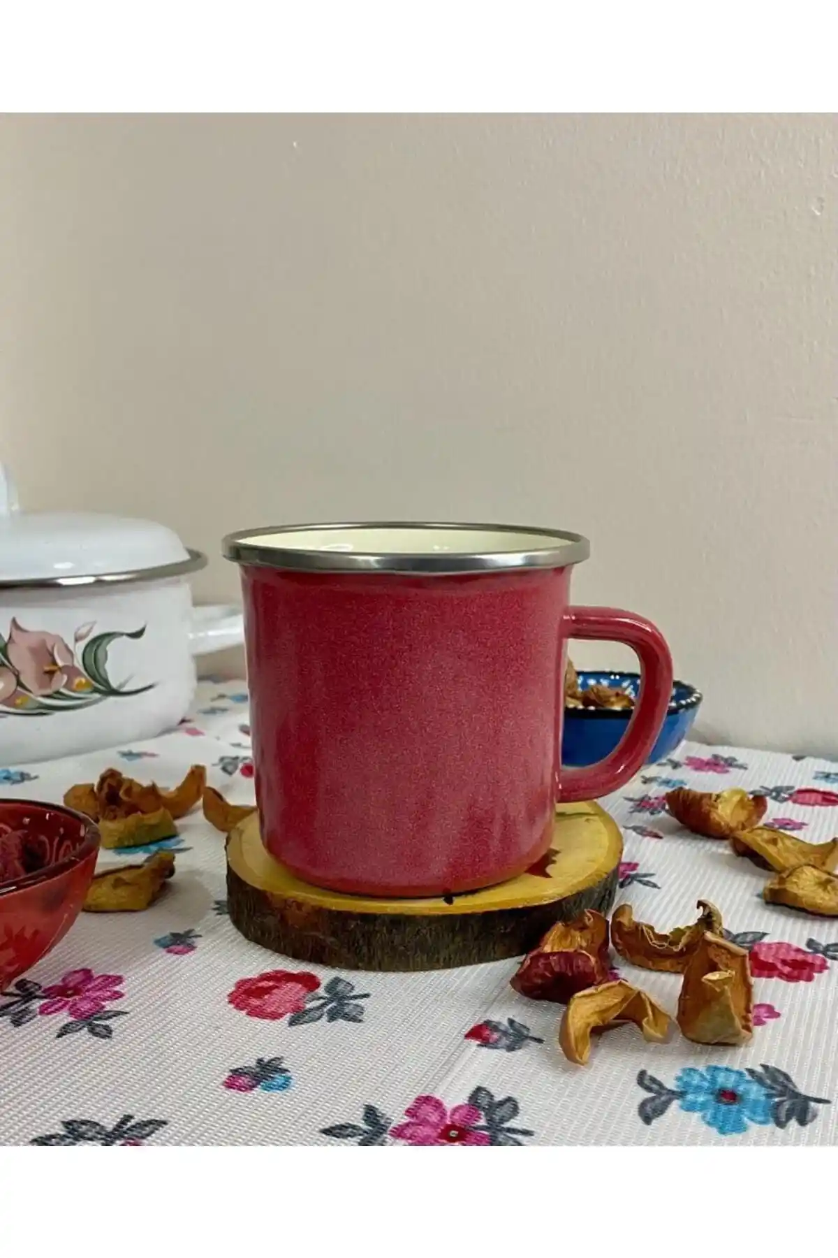 Emaye Kahve Fincanı Dekorasyonda Zarafet ve Şıklık Sağlayan Modern ve Vintage Kullanımlar