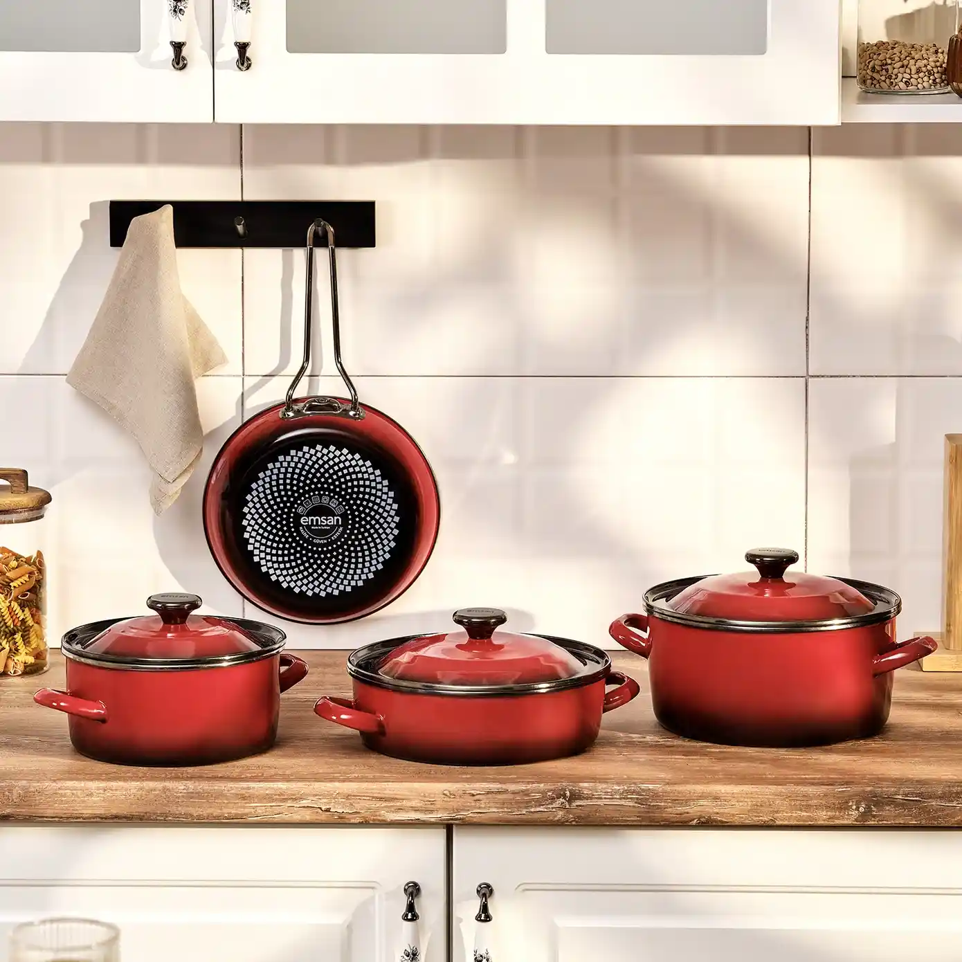 Emaye Tencerenin Dekorasyondaki Yeri: Hem Fonksiyon Hem Estetik