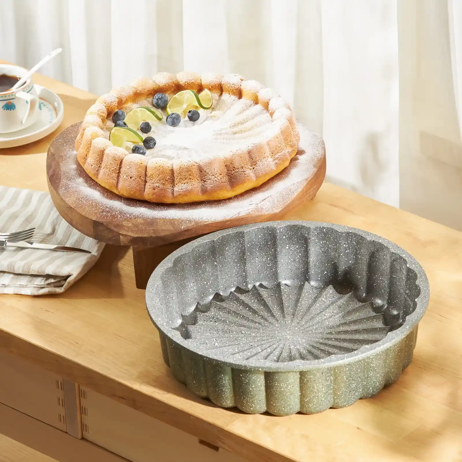 Emsan Daisy Kek Kalıbı: Modern Dekorasyon ve Mutfağa Şıklık Katıyor