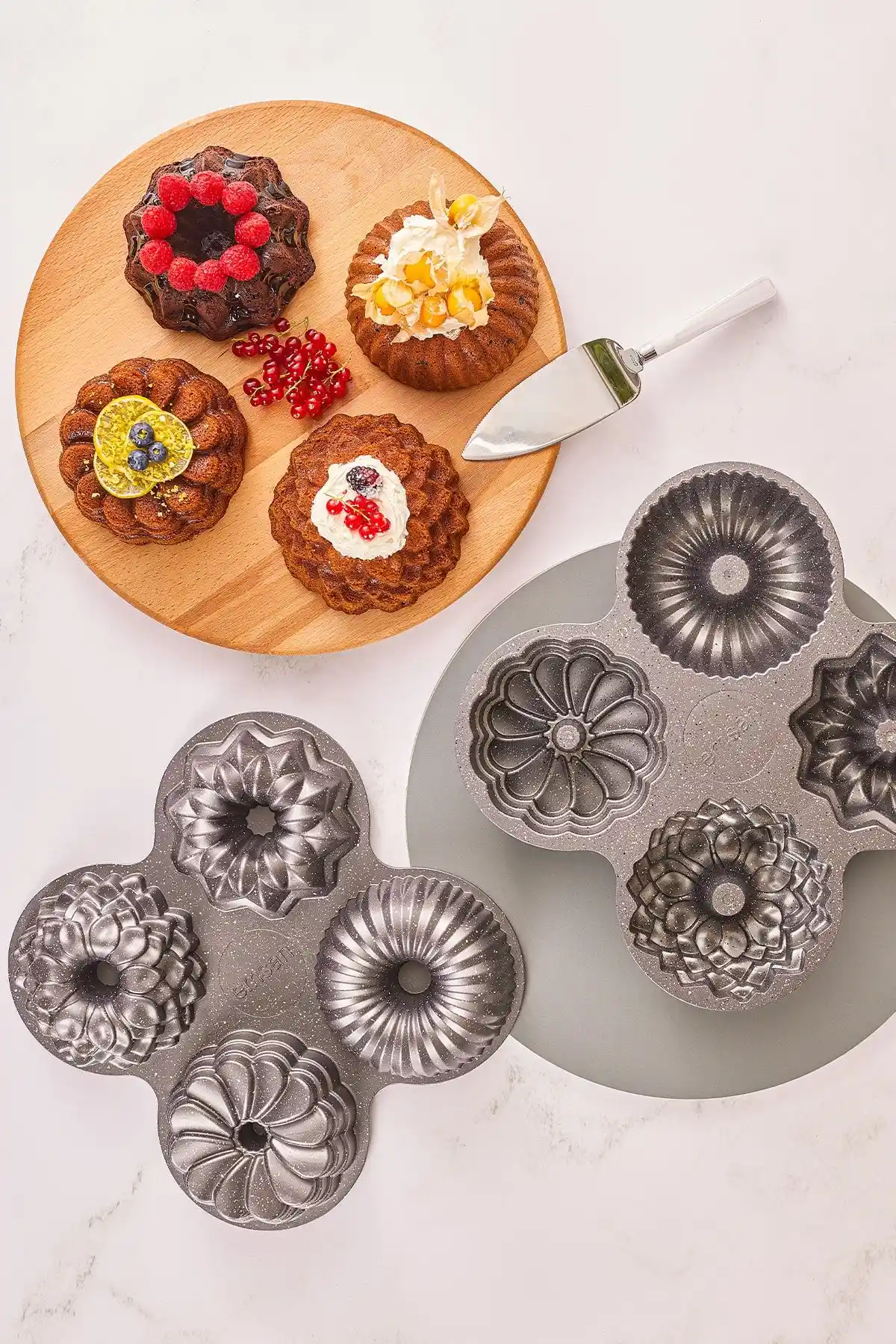 Emsan Griss Four In One 4'lü Gri Kek Kalıbı ile Mutfak Dekorasyonunda Zarafet ve Fonksiyonellik