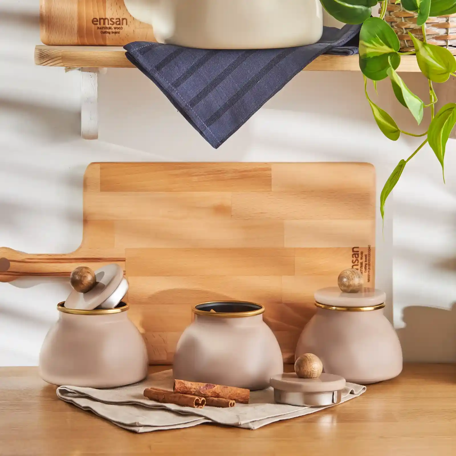 Emsan Royal Emaye Baharatlık ile Mutfak Dekorasyonunda Şıklık ve İşlevsellik