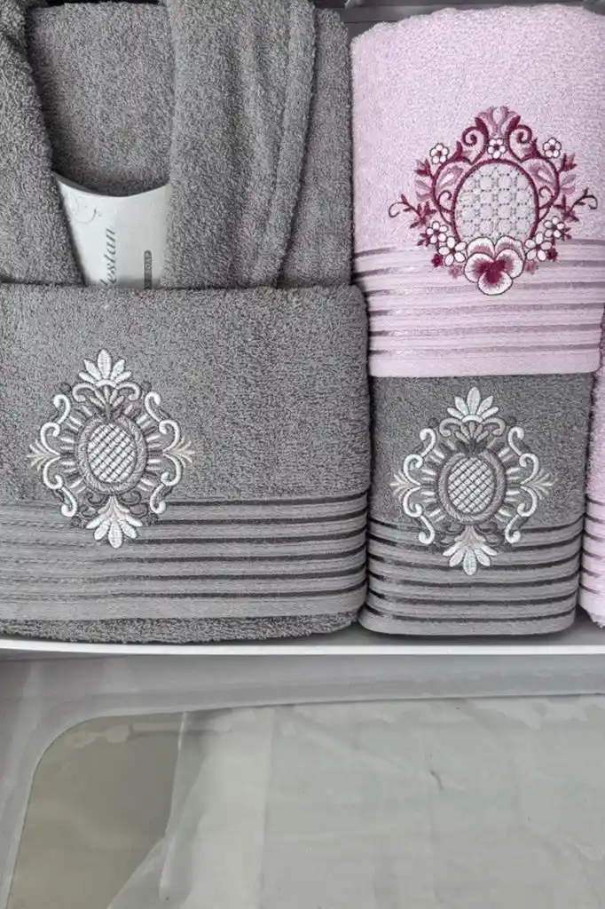 English Home Bornoz Takımı Çeyizlik: Şıklık ve Konforu Bir Arada Sunan Dekoratif Seçenekler