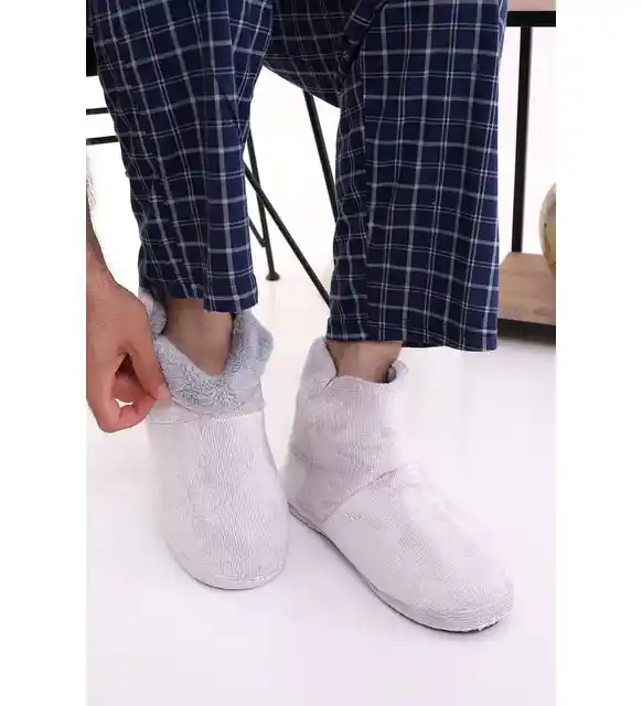 Erkek Ev Ayakkabısı Pandufları: Şıklık ve Konforu Bir Arada Sunan Dekorasyon Aksesuarları