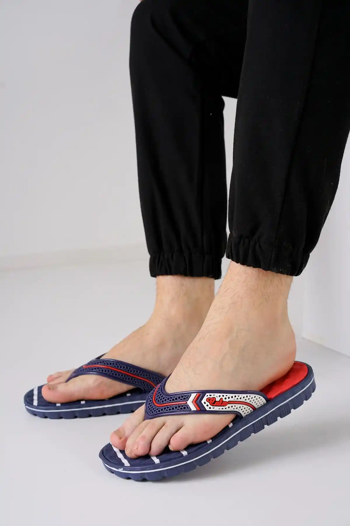 Erkek Plaj Terlikleri ve Dekorasyonun Uyumlu Kullanımıyla Şık Dış Mekanlar Yaratın